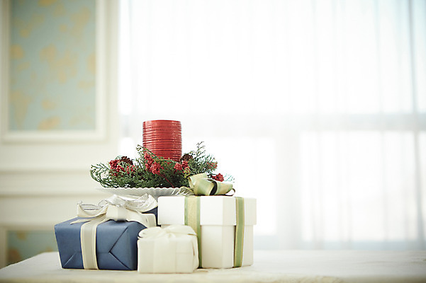 포토 JPG 스튜디오촬영 꽃 백그라운드 크리스마스장식 크리스마스 초 탁자 크리스마스용품 실내 사람없음 아웃포커스 장식 선물상자 오브젝트 국내포토 식물 기념일 가구 촬영기법 선물 내부 상자 용품 파일형식