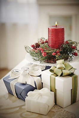 포토 JPG 스튜디오촬영 꽃 백그라운드 크리스마스장식 크리스마스 초 촛불 탁자 크리스마스용품 실내 사람없음 아웃포커스 장식 선물상자 오브젝트 국내포토 식물 기념일 가구 촬영기법 선물 내부 상자 용품 파일형식