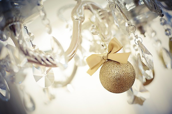 포토 JPG 스튜디오촬영 리본 백그라운드 크리스마스장식 크리스마스 크리스마스용품 조명 실내 사람없음 아웃포커스 장식 방울 오브젝트 샹들리에 국내포토 기념일 촬영기법 내부 용품 파일형식