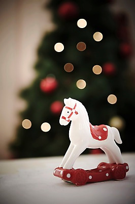 포토 JPG 스튜디오촬영 백그라운드 크리스마스장식 크리스마스 탁자 크리스마스용품 조명 실내 사람없음 아웃포커스 장식 장난감 말_게임 목마 오브젝트 국내포토 기념일 가구 촬영기법 내부 용품 파일형식