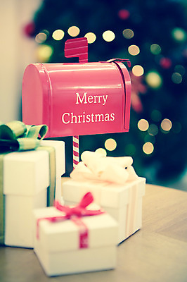 포토 JPG 스튜디오촬영 백그라운드 크리스마스장식 크리스마스 탁자 크리스마스용품 실내 사람없음 아웃포커스 장식 선물상자 우체통 오브젝트 국내포토 기념일 가구 촬영기법 선물 내부 상자 용품 파일형식