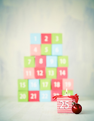 포토 JPG 스튜디오촬영 백그라운드 크리스마스장식 크리스마스 초 촛불 크리스마스용품 실내 사람없음 아웃포커스 장식 숫자 블록 오브젝트 국내포토 문자 기념일 촬영기법 내부 용품 파일형식