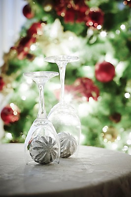 포토 JPG 스튜디오촬영 백그라운드 크리스마스장식 크리스마스 와인잔 탁자 크리스마스용품 잔 실내 사람없음 아웃포커스 장식 크리스마스트리 방울 오브젝트 국내포토 식기 기념일 가구 술잔 촬영기법 내부 용품 파일형식