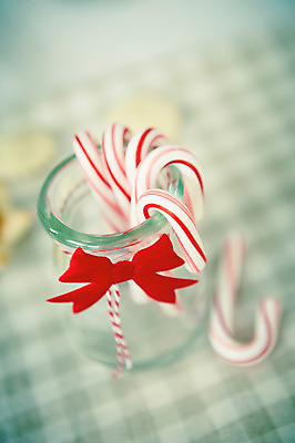 포토 JPG 스튜디오촬영 리본 백그라운드 크리스마스장식 크리스마스 크리스마스용품 유리병 실내 사탕 사람없음 아웃포커스 장식 오브젝트 지팡이모양 국내포토 모양 기념일 병_용기 디저트 촬영기법 내부 용품 파일형식