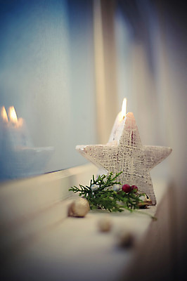 포토 JPG 스튜디오촬영 별 백그라운드 크리스마스장식 크리스마스 초 촛불 크리스마스용품 실내 사람없음 아웃포커스 장식 오브젝트 창틀 국내포토 자연요소 기념일 창문 촬영기법 내부 용품 파일형식