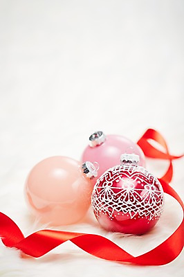 포토 JPG 스튜디오촬영 리본 백그라운드 크리스마스장식 크리스마스 크리스마스용품 실내 사람없음 아웃포커스 장식 방울 오브젝트 국내포토 기념일 촬영기법 내부 용품 파일형식