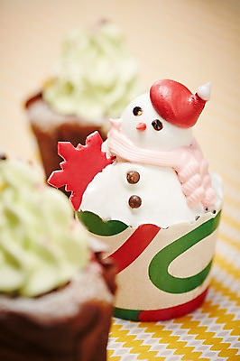 포토 JPG 스튜디오촬영 모양 백그라운드 크리스마스장식 크리스마스 눈사람 크리스마스용품 실내 사람없음 아웃포커스 종이컵 컵케이크 국내포토 기념일 촬영기법 내부 컵 케이크 일회용 용품 파일형식