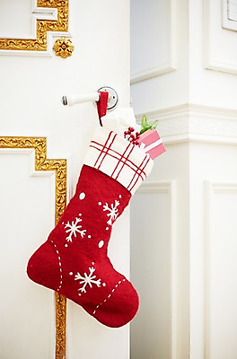 포토 JPG 스튜디오촬영 백그라운드 크리스마스장식 크리스마스 크리스마스용품 양말 실내 선물 사람없음 장식 상자 오브젝트 문고리 방문 국내포토 기념일 내부 문 용품 파일형식