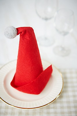 포토 JPG 스튜디오촬영 접시 백그라운드 크리스마스장식 크리스마스 와인잔 산타모자 탁자 크리스마스용품 실내 사람없음 아웃포커스 장식 오브젝트 국내포토 모자_잡화 식기 기념일 가구 술잔 촬영기법 내부 용품 파일형식