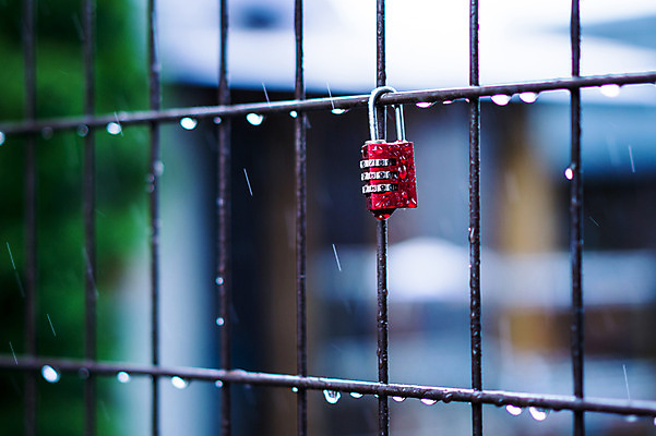 포토 JPG 주간 자물쇠 사람없음 야외 아웃포커스 비 창살 쇠창살 국내포토 자연요소 날씨 촬영기법 파일형식