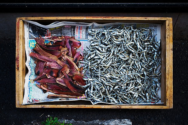 포토 JPG 건조 어류 사람없음 야외 쌓기 일본 나무상자 해산물 말린생선 멸치 국내포토 아시아 모션 상자 수중동물 파일형식