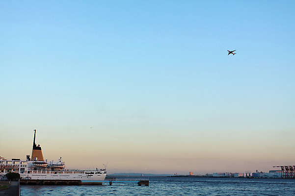 포토 JPG 주간 구름 하늘 비행기 사람없음 야외 비행 부표 선박 국내포토 자연요소 수상교통 항공교통 대중교통 파일형식