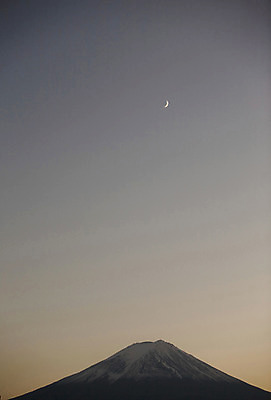 포토 JPG 주간 구름 해외풍경 해외 하늘 풍경 사람없음 야외 일본 도쿄 초승달 후지산 국내포토 자연요소 아시아 산 세계문화유산 달 파일형식