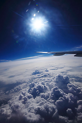 포토 JPG 주간 구름 하늘 비행기 사람없음 야외 빛 태양 비행 뭉게구름 국내포토 자연요소 항공교통 대중교통 파일형식 구름_자연