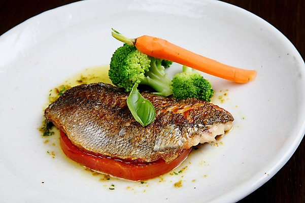 포토 JPG 접시 음식 잎 채소 실내 어류 스테이크 사람없음 당근 브로콜리 생선요리 생선스테이크 일본음식 국내포토 식물 식기 뿌리채소 서양음식 내부 수중동물 파일형식