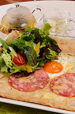 포토 JPG 음료 음식 빵 토마토 채소 실내 요리 사람없음 샐러드 차 찻잔 찻주전자 계란프라이 페퍼로니 국내포토 주전자 잔 내부 소시지 계란요리 파일형식