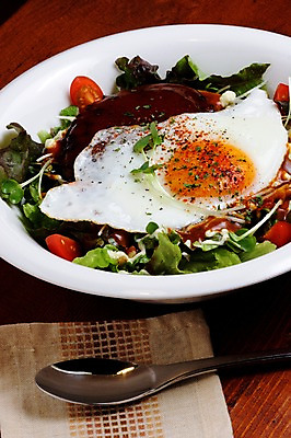 포토 JPG 그릇 식기 접시 음식 토마토 채소 실내 스테이크 사람없음 숟가락 샐러드 상추 계란프라이 천 새싹채소 함박스테이크 일본음식 국내포토 서양음식 수저 내부 직물 계란요리 파일형식