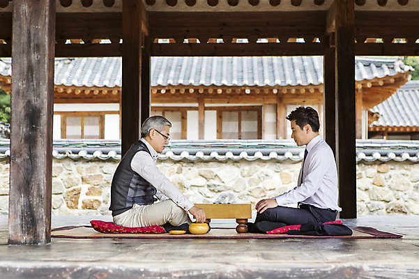 포토 JPG 전신 할아버지 노년 남자 한옥 실내 사람 동양인 성인 두명 옆모습 30대 한국인 마루 60대 가부좌 스승 제자 바둑 남자만 성인남자만 성인만 국내포토 한국전통 뷰포인트 고건축 놀이 바닥 앉기 인종 내부 장년 파일형식