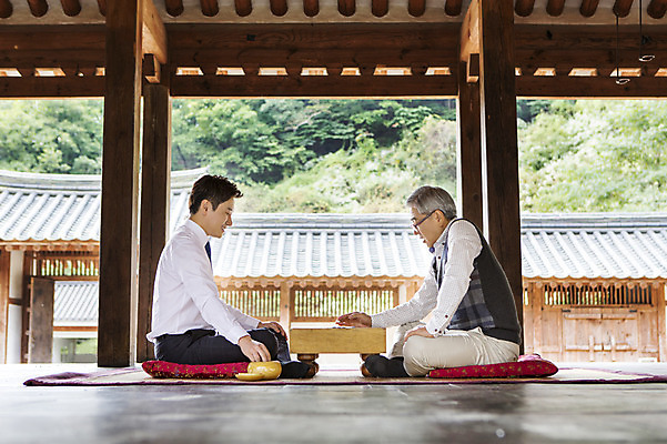 포토 JPG 전신 할아버지 노년 남자 한옥 실내 사람 동양인 성인 두명 옆모습 30대 한국인 60대 가부좌 스승 제자 바둑 남자만 성인남자만 성인만 국내포토 한국전통 뷰포인트 고건축 놀이 앉기 인종 내부 장년 파일형식