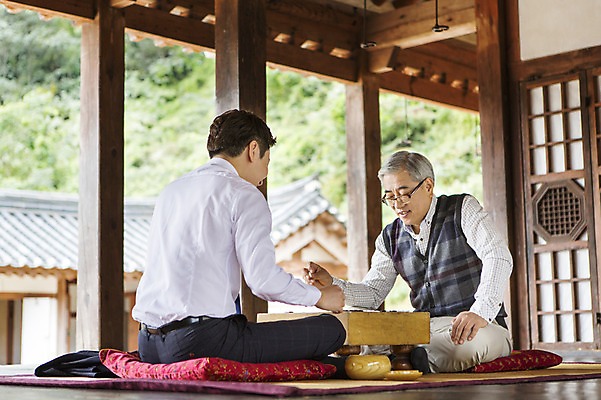 포토 JPG 전신 할아버지 노년 남자 한옥 실내 사람 동양인 상반신 성인 두명 30대 한국인 60대 가부좌 스승 제자 바둑 남자만 성인남자만 성인만 국내포토 한국전통 고건축 놀이 앉기 인종 내부 장년 파일형식