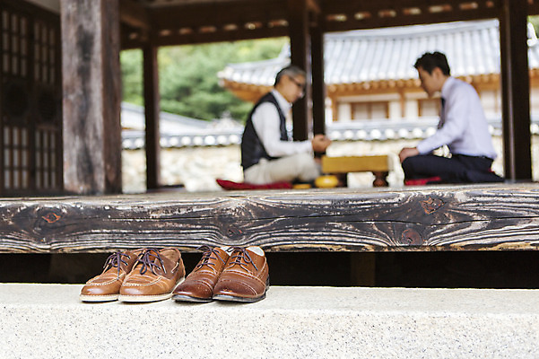 포토 JPG 주간 남자 구두 사람 앉기 야외 두명 옆모습 아웃포커스 남성화 두켤레 남자만 국내포토 자연요소 뷰포인트 신발 모션 촬영기법 파일형식