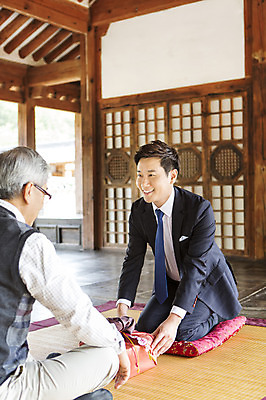 포토 JPG 할아버지 노년 남자 한옥 실내 선물 웃음 사람 앉기 동양인 상반신 성인 두명 30대 한국인 60대 무릎꿇기 스승 제자 남자만 성인남자만 성인만 국내포토 한국전통 고건축 모션 표정 인종 내부 장년 파일형식 전통 건축물 한국 건축 아시아 나라