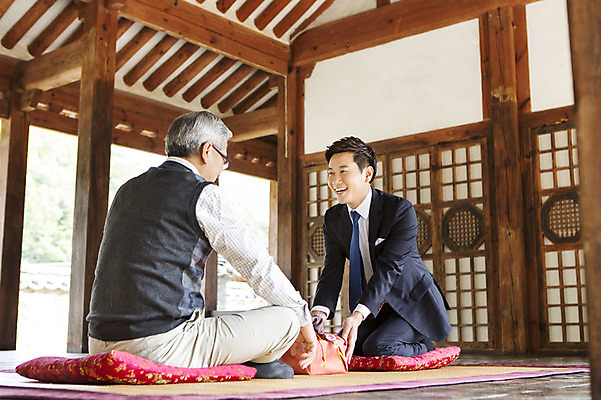포토 JPG 전신 할아버지 노년 남자 한옥 실내 선물 웃음 사람 앉기 동양인 성인 두명 30대 한국인 60대 무릎꿇기 스승 제자 남자만 성인남자만 성인만 국내포토 한국전통 고건축 모션 표정 인종 내부 장년 파일형식 전통 건축물 한국 건축 아시아 나라