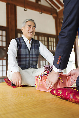 포토 JPG 손 노년 남자 실내 선물 웃음 사람 성인 두명 아웃포커스 신체부위 선물상자 보자기 60대 주기 노인만 성인만 국내포토 모션 촬영기법 표정 내부 상자 파일형식 천_직물