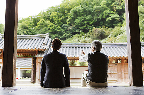 포토 JPG 주간 할아버지 노년 남자 한옥 사람 앉기 동양인 손짓 상반신 성인 야외 두명 뒷모습 30대 한국인 가리킴 60대 스승 제자 남자만 성인남자만 성인만 국내포토 자연요소 한국전통 뷰포인트 고건축 모션 인종 장년 파일형식 전통 건축물 한국 건축 아시아 나라