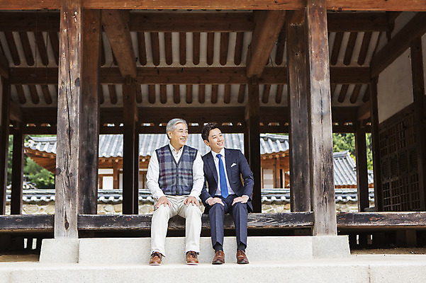 포토 JPG 주간 전신 할아버지 노년 남자 한옥 웃음 사람 앉기 동양인 성인 야외 두명 앞모습 30대 한국인 60대 스승 제자 남자만 성인남자만 성인만 국내포토 자연요소 한국전통 뷰포인트 고건축 모션 표정 인종 장년 파일형식 전통 건축물 한국 건축 아시아 나라