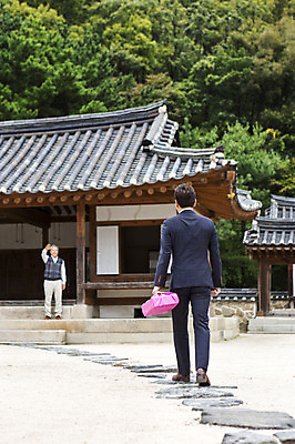 포토 JPG 주간 전신 남자 선물 서기 들기 사람 성인 야외 두명 뒷모습 아웃포커스 선물상자 걷기 제자 남자만 성인남자만 성인만 국내포토 자연요소 뷰포인트 모션 촬영기법 상자 파일형식