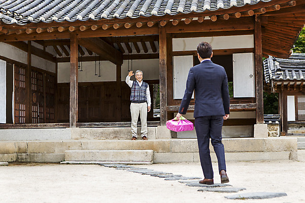 포토 JPG 주간 전신 할아버지 노년 남자 한옥 선물 서기 들기 사람 동양인 손짓 성인 야외 두명 앞모습 뒷모습 30대 선물상자 걷기 한국인 60대 스승 제자 남자만 성인남자만 성인만 국내포토 자연요소 한국전통 뷰포인트 고건축 모션 인종 장년 상자 파일형식 전통 건축물 한국 건축 아시아 나라