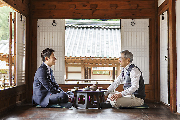 포토 JPG 전신 할아버지 노년 남자 티타임 휴식 한옥 실내 웃음 사람 동양인 성인 두명 옆모습 30대 마주보기 한국인 차 60대 가부좌 스승 제자 남자만 성인남자만 성인만 국내포토 한국전통 음료 뷰포인트 컨셉 고건축 모션 표정 앉기 인종 내부 장년 파일형식 전통 건축물 한국 건축 아시아 나라