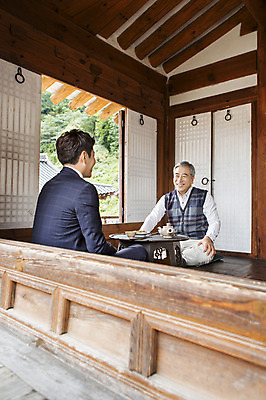 포토 JPG 할아버지 노년 남자 티타임 휴식 한옥 실내 웃음 사람 앉기 동양인 상반신 성인 두명 30대 마주보기 한국인 차 60대 스승 제자 남자만 성인남자만 성인만 국내포토 한국전통 음료 컨셉 고건축 모션 표정 인종 내부 장년 파일형식 전통 건축물 한국 건축 아시아 나라