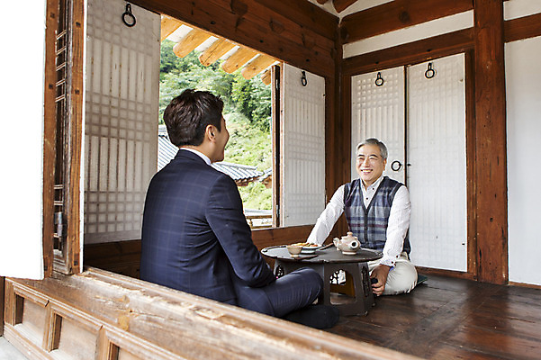 포토 JPG 할아버지 노년 남자 티타임 휴식 한옥 실내 웃음 사람 앉기 동양인 상반신 성인 두명 30대 마주보기 한국인 차 60대 스승 제자 남자만 성인남자만 성인만 국내포토 한국전통 음료 컨셉 고건축 모션 표정 인종 내부 장년 파일형식 전통 건축물 한국 건축 아시아 나라