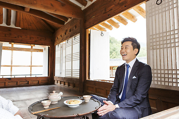 포토 JPG 남자 티타임 휴식 한옥 실내 웃음 사람 앉기 동양인 상반신 성인 두명 신체부위 30대 한국인 차 제자 손모으기 팔 남자만 성인남자만 장년만 장년남자만 성인만 국내포토 한국전통 음료 컨셉 고건축 모션 표정 인종 손짓 내부 장년 파일형식 전통 건축물 한국 건축 아시아 나라