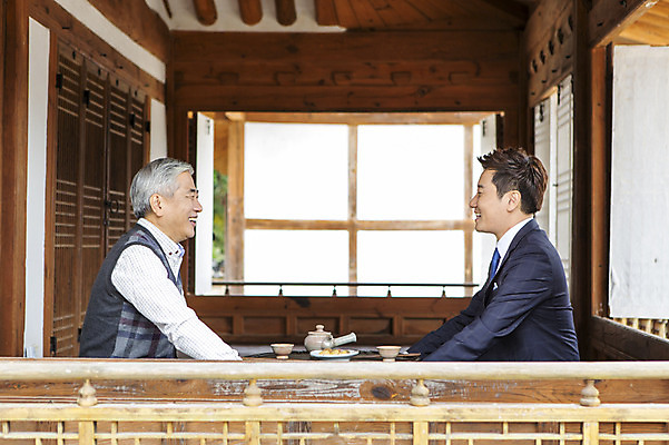 포토 JPG 할아버지 노년 남자 티타임 휴식 한옥 실내 웃음 사람 앉기 동양인 상반신 성인 두명 옆모습 30대 마주보기 한국인 차 60대 스승 제자 남자만 성인남자만 성인만 국내포토 한국전통 음료 뷰포인트 컨셉 고건축 모션 표정 인종 내부 장년 파일형식 전통 건축물 한국 건축 아시아 나라