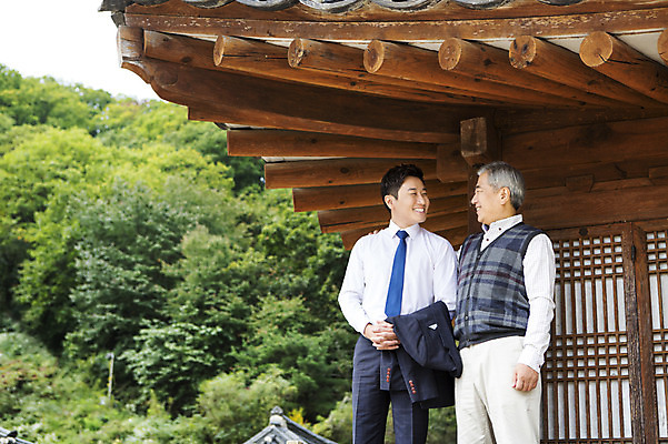 포토 JPG 주간 할아버지 노년 남자 한옥 대화 서기 웃음 사람 동양인 상반신 성인 야외 두명 30대 마주보기 한국인 60대 스승 제자 남자만 성인남자만 성인만 국내포토 자연요소 한국전통 고건축 모션 표정 말하기 인종 장년 파일형식 전통 건축물 한국 건축 아시아 나라