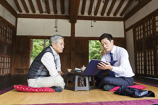 포토 JPG 전신 노년 남자 한옥 안내 실내 설명 들기 사람 앉기 동양인 성인 두명 옆모습 30대 한국인 60대 파일 마주앉기 보험 보험설계사 찻상 남자만 성인남자만 성인만 국내포토 직업 한국전통 뷰포인트 고건축 모션 탁자 인종 내부 장년 파일형식