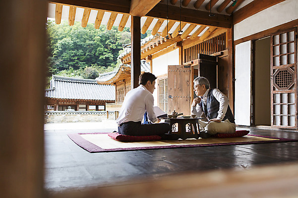 포토 JPG 할아버지 노년 남자 한옥 실내 사람 앉기 동양인 성인 두명 30대 턱괴기 한국인 마루 60대 마주앉기 보험 보험설계사 찻상 남자만 성인남자만 성인만 국내포토 직업 한국전통 고건축 모션 탁자 바닥 인종 내부 장년 파일형식