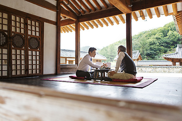 포토 JPG 할아버지 노년 남자 한옥 실내 사람 앉기 동양인 성인 두명 30대 한국인 마루 60대 마주앉기 보험 보험설계사 찻상 남자만 성인남자만 성인만 국내포토 직업 한국전통 고건축 모션 탁자 바닥 인종 내부 장년 파일형식