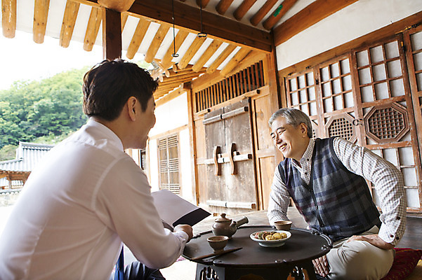 포토 JPG 할아버지 노년 남자 한옥 실내 웃음 사람 앉기 동양인 성인 두명 30대 한국인 60대 마주앉기 보험 보험설계사 찻상 남자만 성인남자만 성인만 국내포토 직업 한국전통 고건축 모션 탁자 표정 인종 내부 장년 파일형식