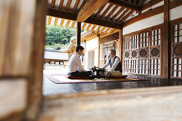 포토 JPG 할아버지 노년 남자 한옥 실내 웃음 사람 앉기 동양인 성인 두명 30대 한국인 마루 60대 스승 제자 마주앉기 찻상 남자만 성인남자만 성인만 국내포토 한국전통 고건축 모션 탁자 바닥 표정 인종 내부 장년 파일형식