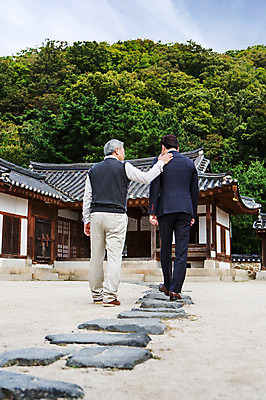 포토 JPG 주간 전신 할아버지 노년 남자 한옥 서기 사람 동양인 손짓 성인 야외 두명 뒷모습 30대 걷기 산책 한국인 60대 스승 제자 위로 남자만 성인남자만 성인만 국내포토 자연요소 한국전통 뷰포인트 고건축 모션 휴식 인종 장년 파일형식 전통 건축물 컨셉 한국 건축 아시아 나라