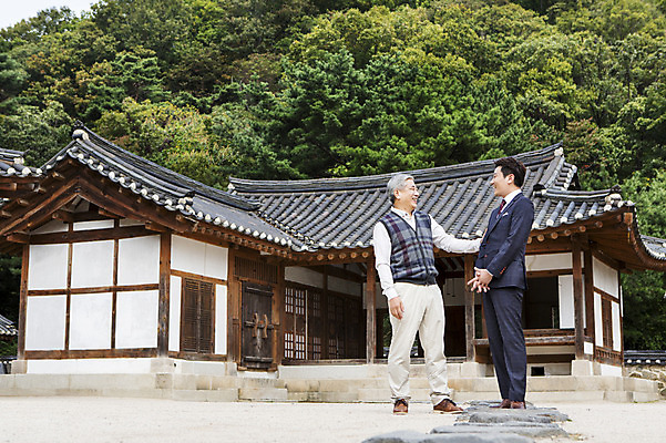 포토 JPG 주간 전신 할아버지 노년 남자 한옥 대화 서기 웃음 사람 동양인 손짓 성인 야외 두명 옆모습 30대 마주보기 산책 한국인 60대 스승 제자 손모으기 남자만 성인남자만 성인만 국내포토 자연요소 한국전통 뷰포인트 고건축 모션 휴식 표정 말하기 인종 장년 파일형식 전통 건축물 컨셉 한국 건축 아시아 나라