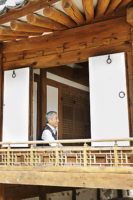 포토 JPG 주간 할아버지 노년 남자 한옥 한명 웃음 사람 동양인 상반신 야외 옆모습 한국인 60대 스승 남자만 남자한명만 노인만 노인남자만 노인남자한명만 국내포토 자연요소 1 한국전통 뷰포인트 고건축 표정 인종 성인 성인만 파일형식 전통 건축물 한국 건축 아시아 나라