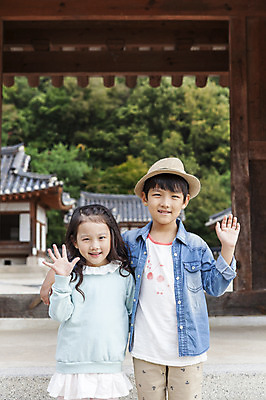 포토 JPG 주간 여자 남자 어린이 어깨동무 한옥 서기 웃음 사람 동양인 손짓 소녀 소년 상반신 야외 두명 앞모습 아웃포커스 유치원생 한국인 손인사 어린이만 국내포토 자연요소 한국전통 뷰포인트 포즈 고건축 모션 촬영기법 표정 인종 인사 파일형식