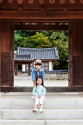 포토 JPG 주간 전신 여자 남자 어린이 한옥 서기 웃음 사람 앉기 동양인 소녀 소년 상반신 야외 두명 앞모습 유치원생 한국인 어린이만 국내포토 자연요소 한국전통 뷰포인트 고건축 모션 표정 인종 파일형식