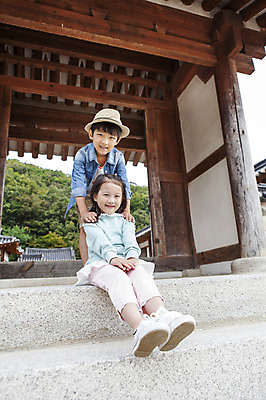 포토 JPG 주간 전신 여자 남자 어린이 한옥 서기 웃음 사람 앉기 동양인 소녀 소년 상반신 야외 두명 유치원생 한국인 어린이만 국내포토 자연요소 한국전통 고건축 모션 표정 인종 파일형식