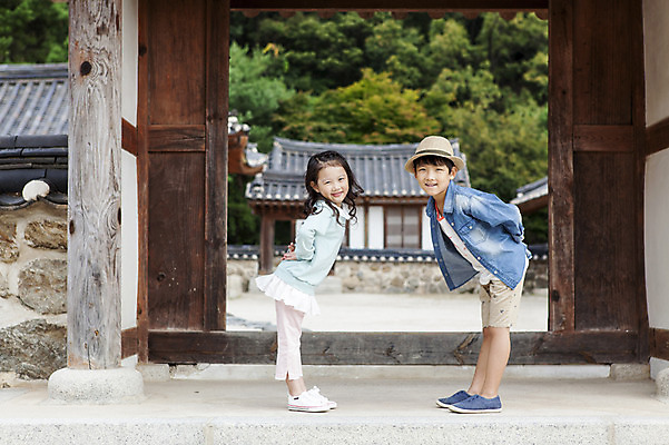 포토 JPG 주간 전신 여자 남자 어린이 포즈 한옥 숙이기 허리숙이기 서기 웃음 사람 동양인 소녀 소년 야외 두명 옆모습 유치원생 한국인 어린이만 국내포토 자연요소 한국전통 뷰포인트 고건축 모션 표정 인종 파일형식